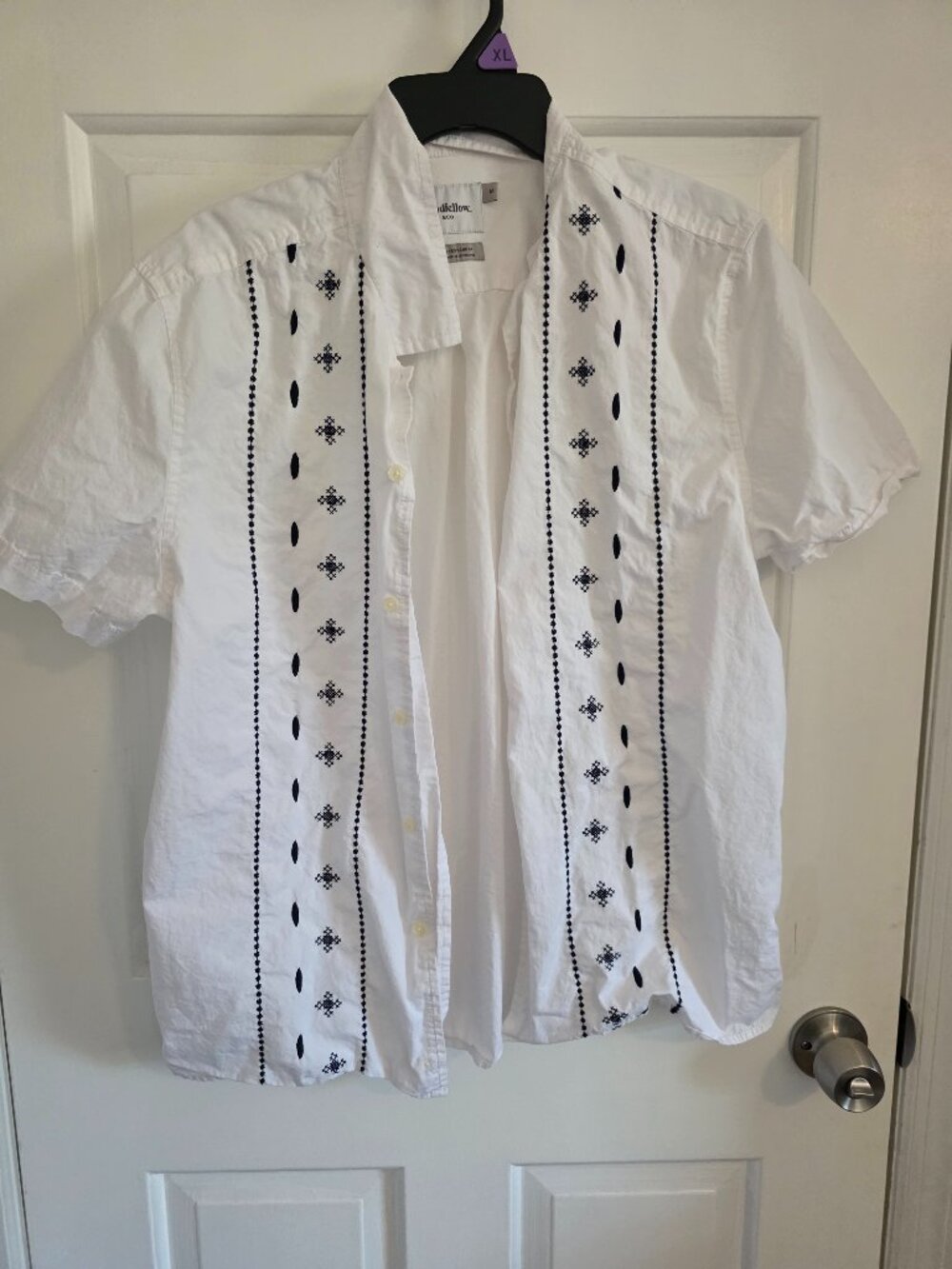 Mens casual button down shirt white and blue stitching size medium Goodfellow